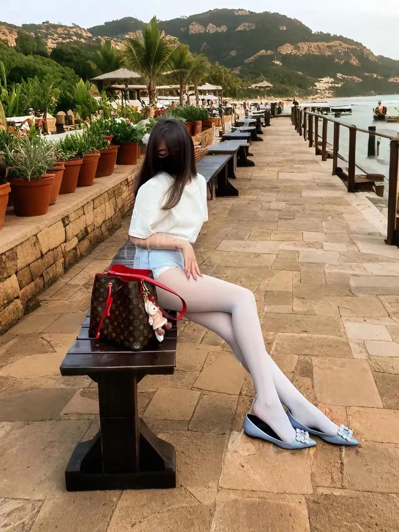 年轻人口中光腿神器真的好方便，穿起好舒服啊#腿好美# #这腿美死我了# #长腿美