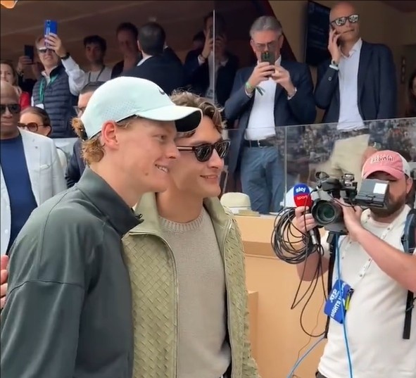 跨界联动！F1梅奔车手拉塞尔现场观战辛纳，赛后进行交谈并合影