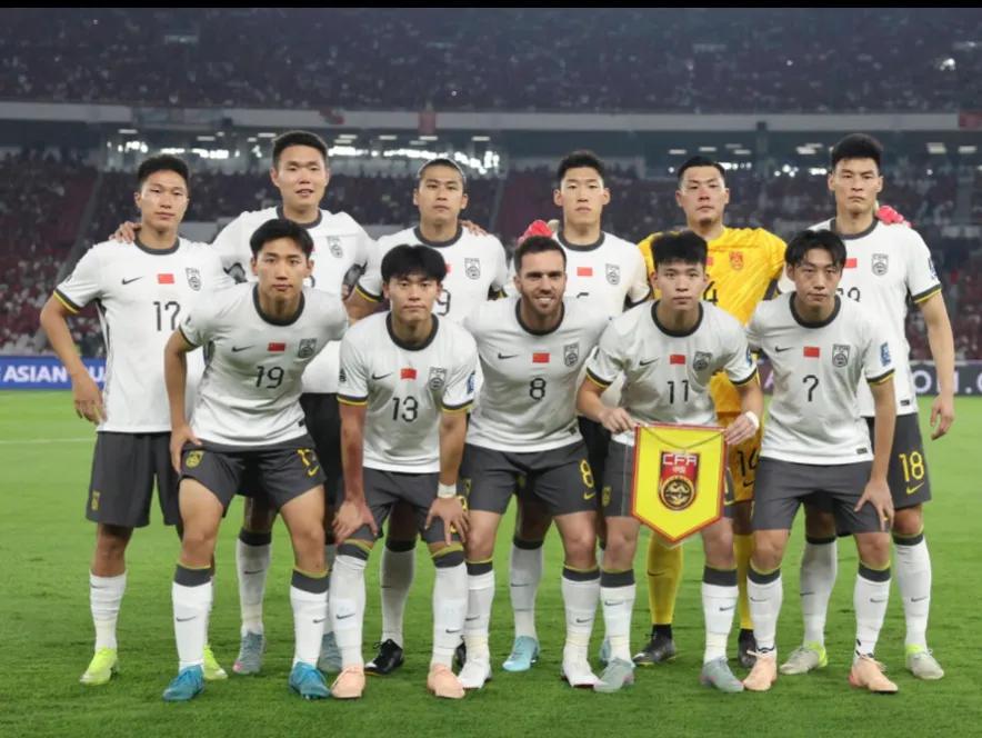 结合历届世界杯赛场表现与关键大赛统治力，我选出一套433最佳阵容。门将布冯，数次