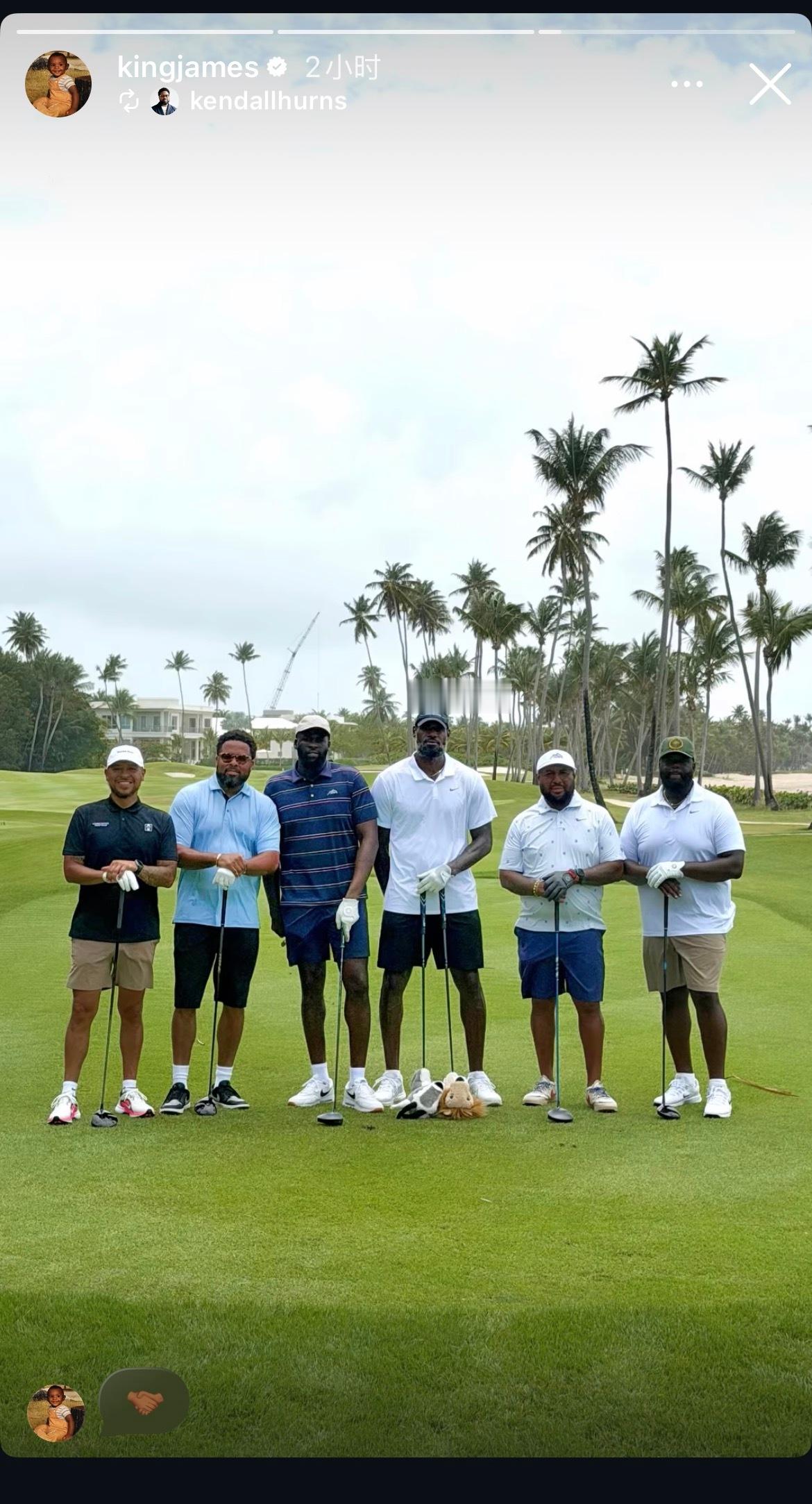 詹姆斯晒照：与好友高尔夫🏌️ 