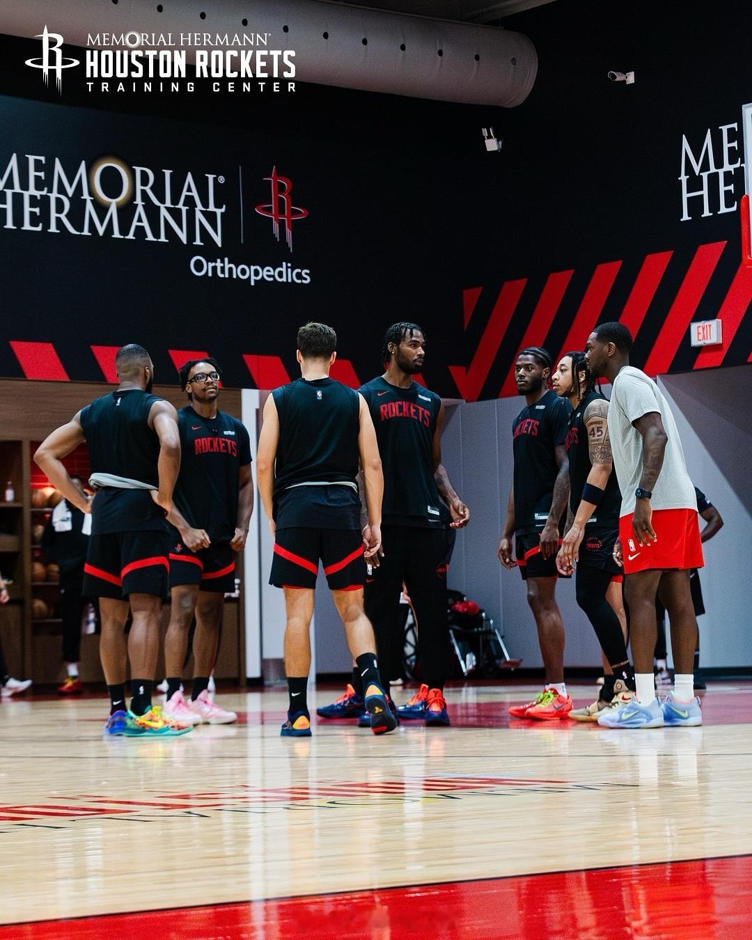 训练营第三天！火箭[超话]休斯顿火箭NBA吐槽大会 ​​​