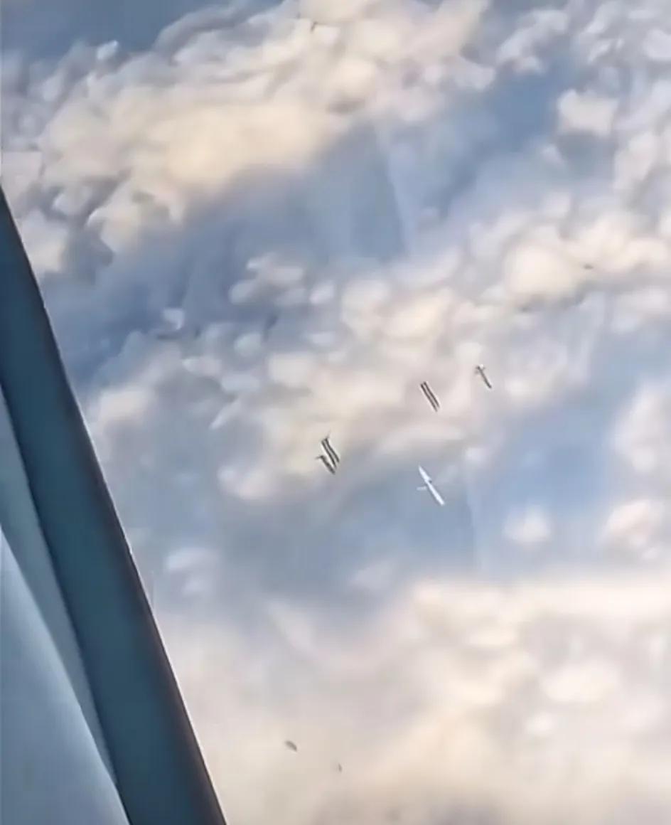 俄罗斯空天军最近开始混合使用滑翔制导套件航弹和小直径滑翔炸弹了。图中这架苏-34