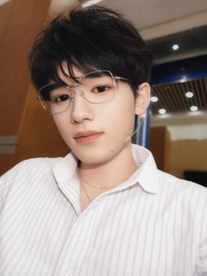 宋亚轩白衬衫库存照 ​​​​宋亚轩白衬衫库存照来啦，斯文范儿拉满~ ​​​