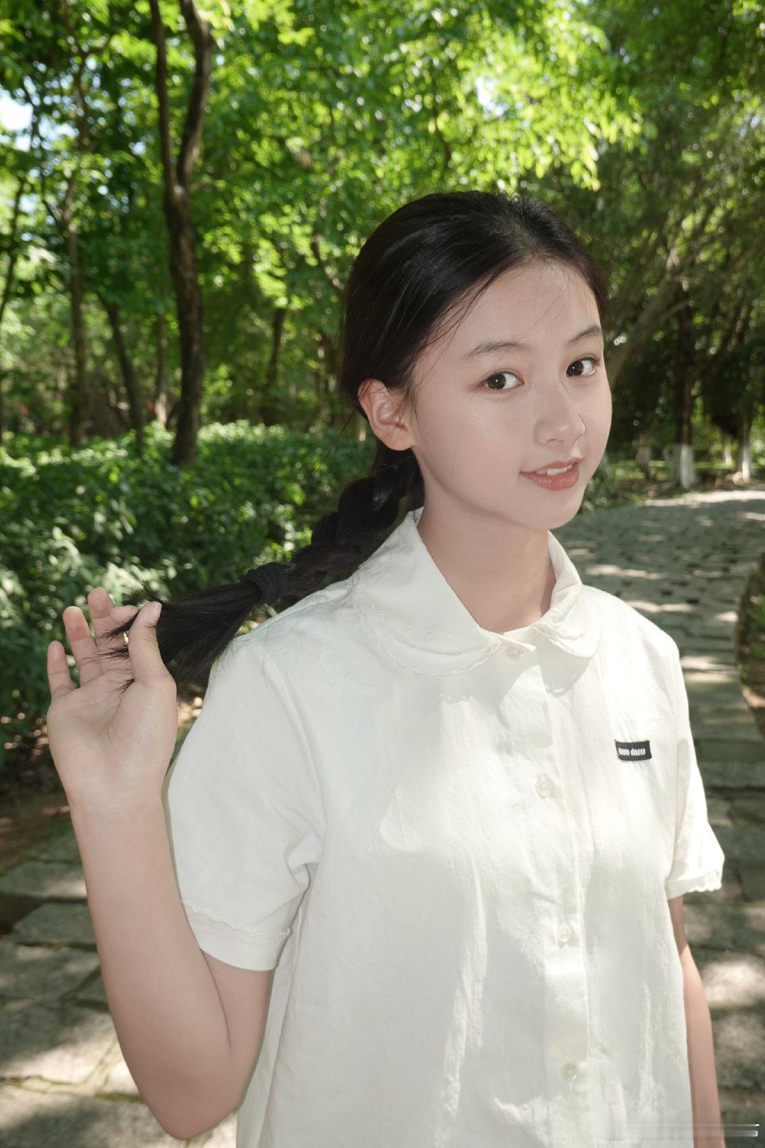 赵钰琪七七回应街拍走红赵钰琪七七新人美一组街头随手拍摄的照片出圈，赵钰琪坦诚没想
