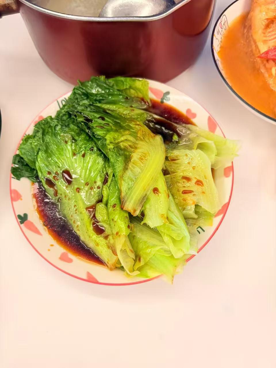 绿意盎然盘中餐，红酱点缀色更鲜。