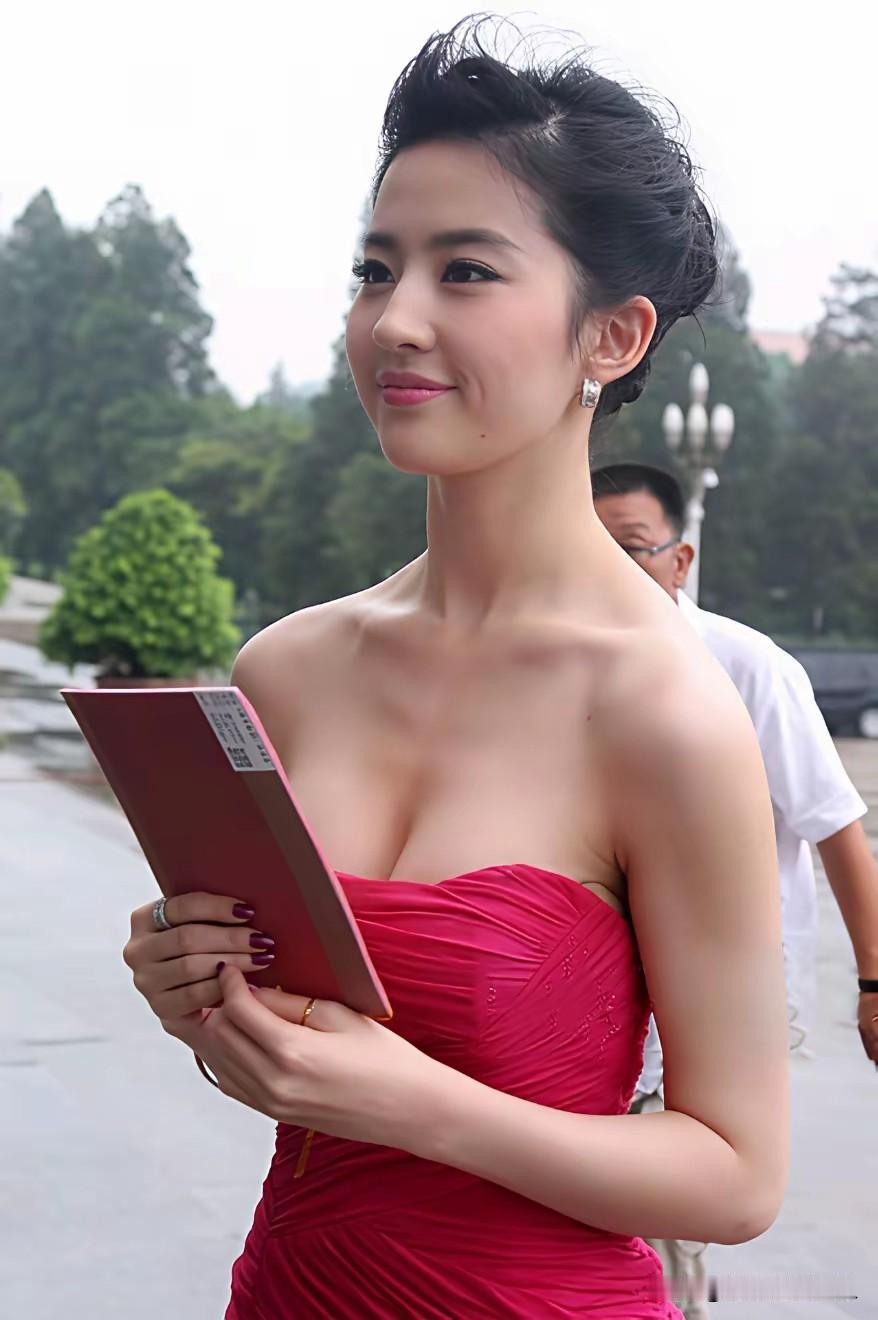 神仙姐姐这是打算走大幂幂的路线了吗？平时看不出这么有料啊！