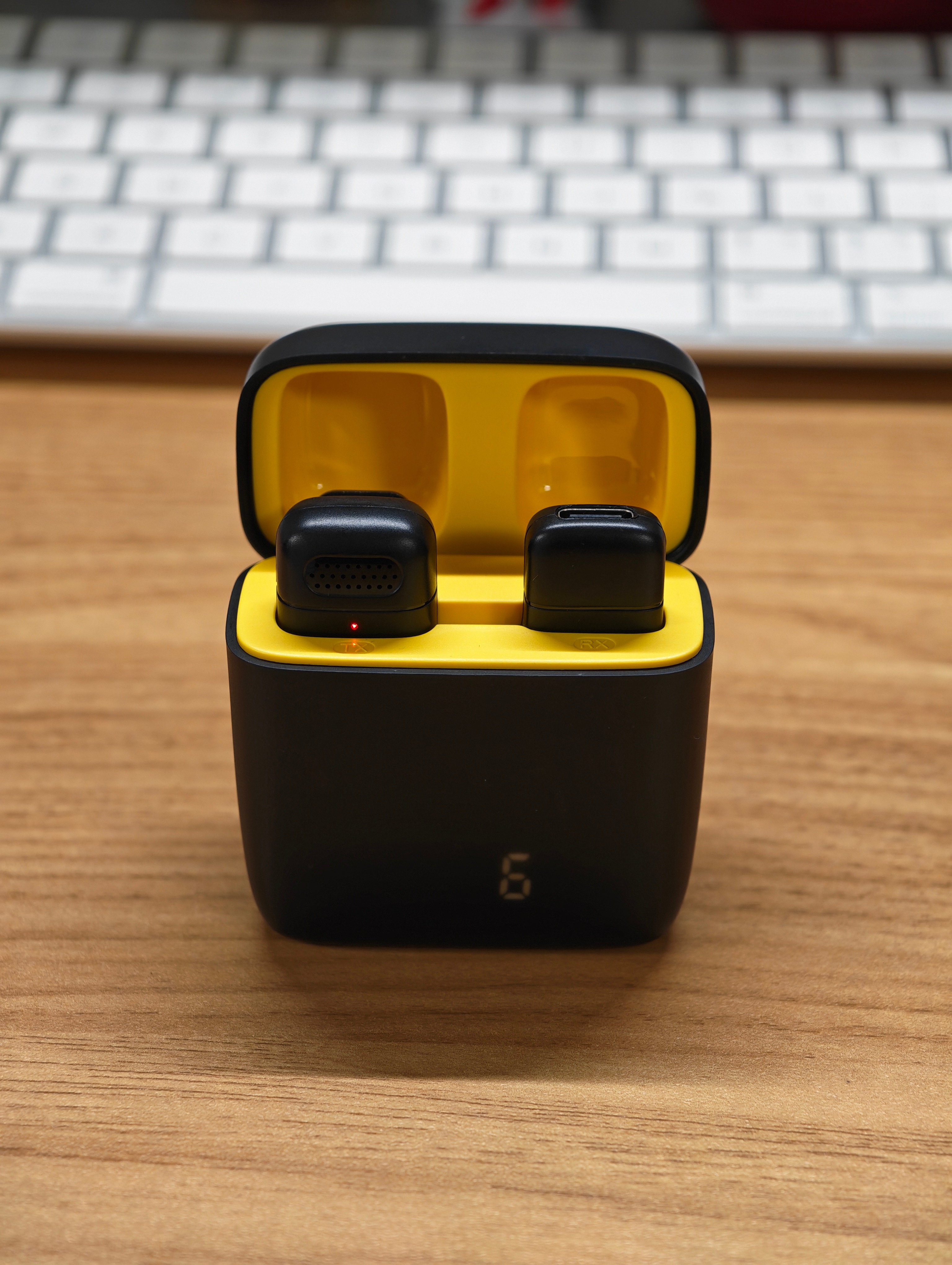 刚收到iQOO15 Ultra的发布会邀请函，是个便携直播工具箱。东西很丰富，桌