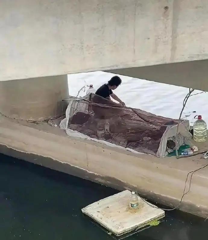 这位钓鱼佬对钓鱼得多大的瘾啊