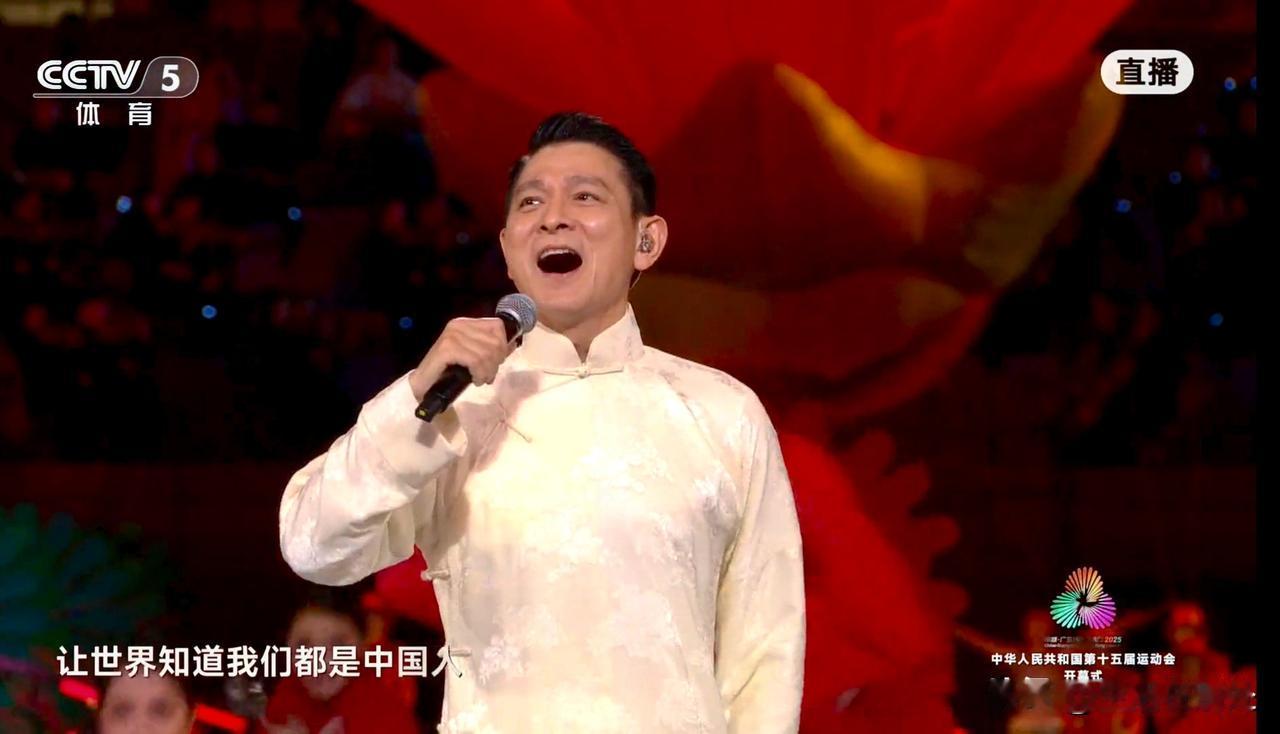 注意没有，刘德华唱着“我们都是中国人……”，直播镜头前不停地“抬腕”，拉长衫一角