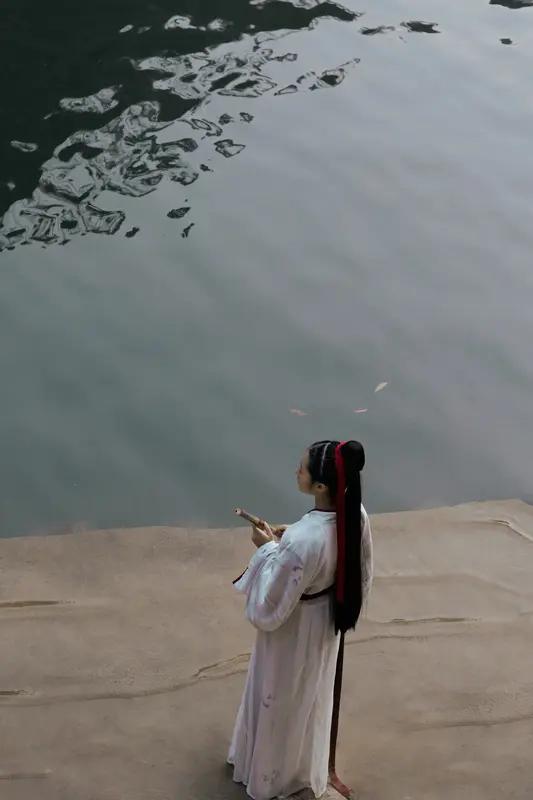 刷到一个超酷的视频，有女子穿汉服在长江“御剑飞行”。视频里，她一袭飘逸汉服，手持