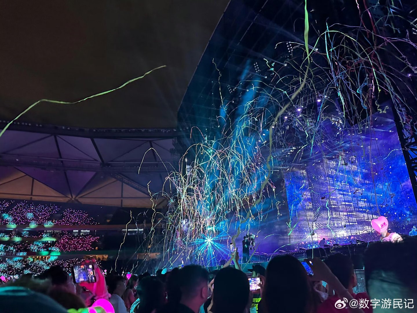周杰伦演唱会散场进化成这样了吗场内落幕只是前奏，场外万人街头大合唱，走出场馆还在