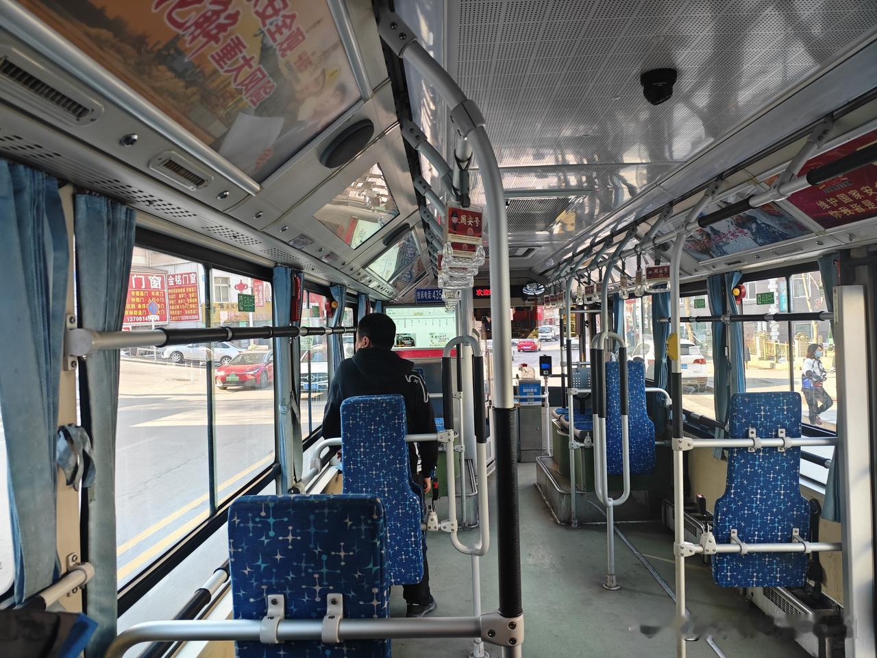 春到山城，我心飞扬
        下午和媳妇乘公交车赶奔医院，车上人不多（见图