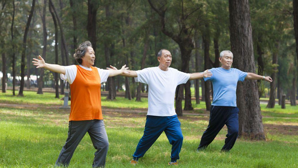 晨练越早越健康？医生紧急叫停：秋季降温后6点前锻炼，心梗风险激增5倍
 
凌晨五