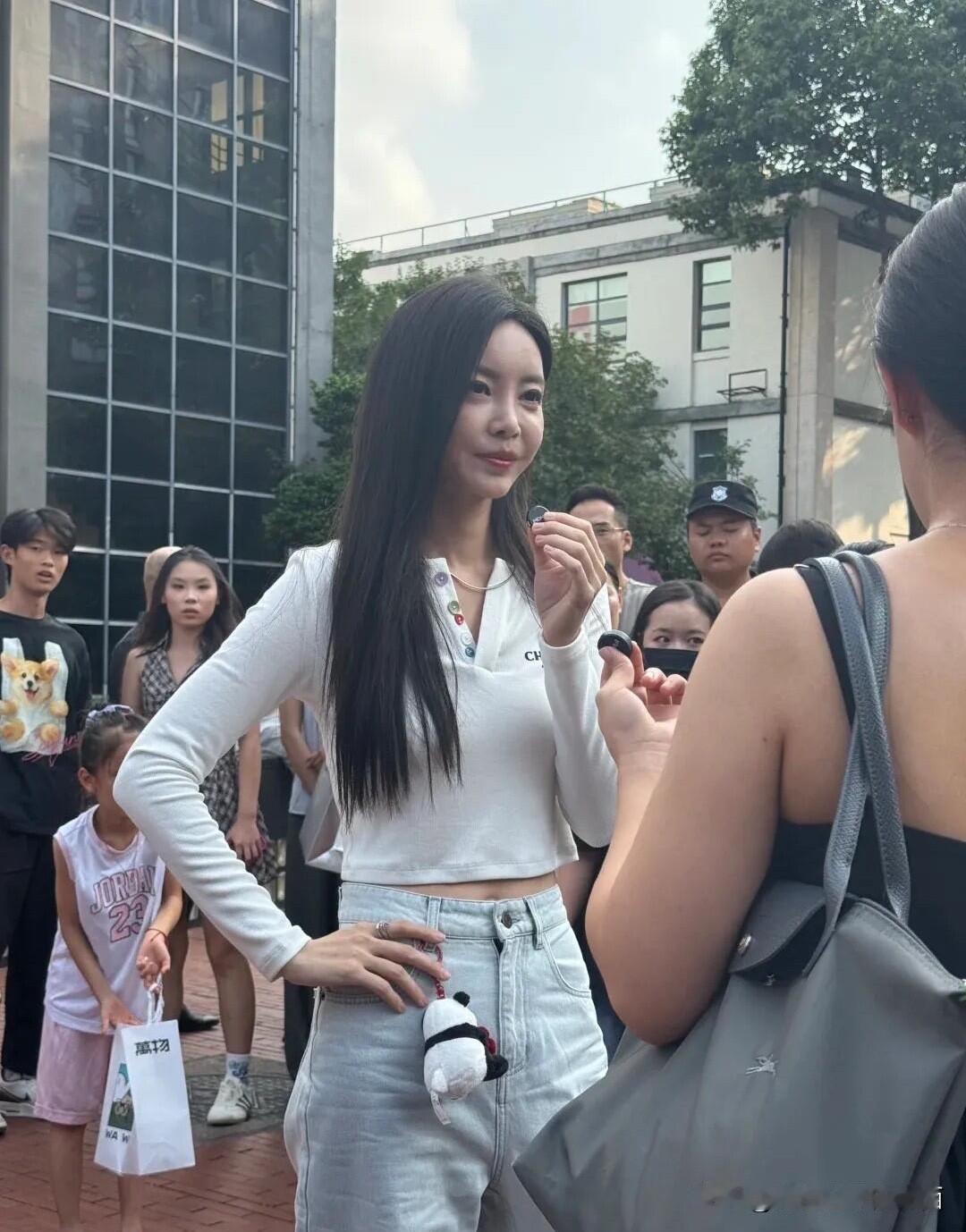 她这样的生图也太一般了，还没有街上的素人好看，既没有让人看着一眼就惊艳的颜值，也