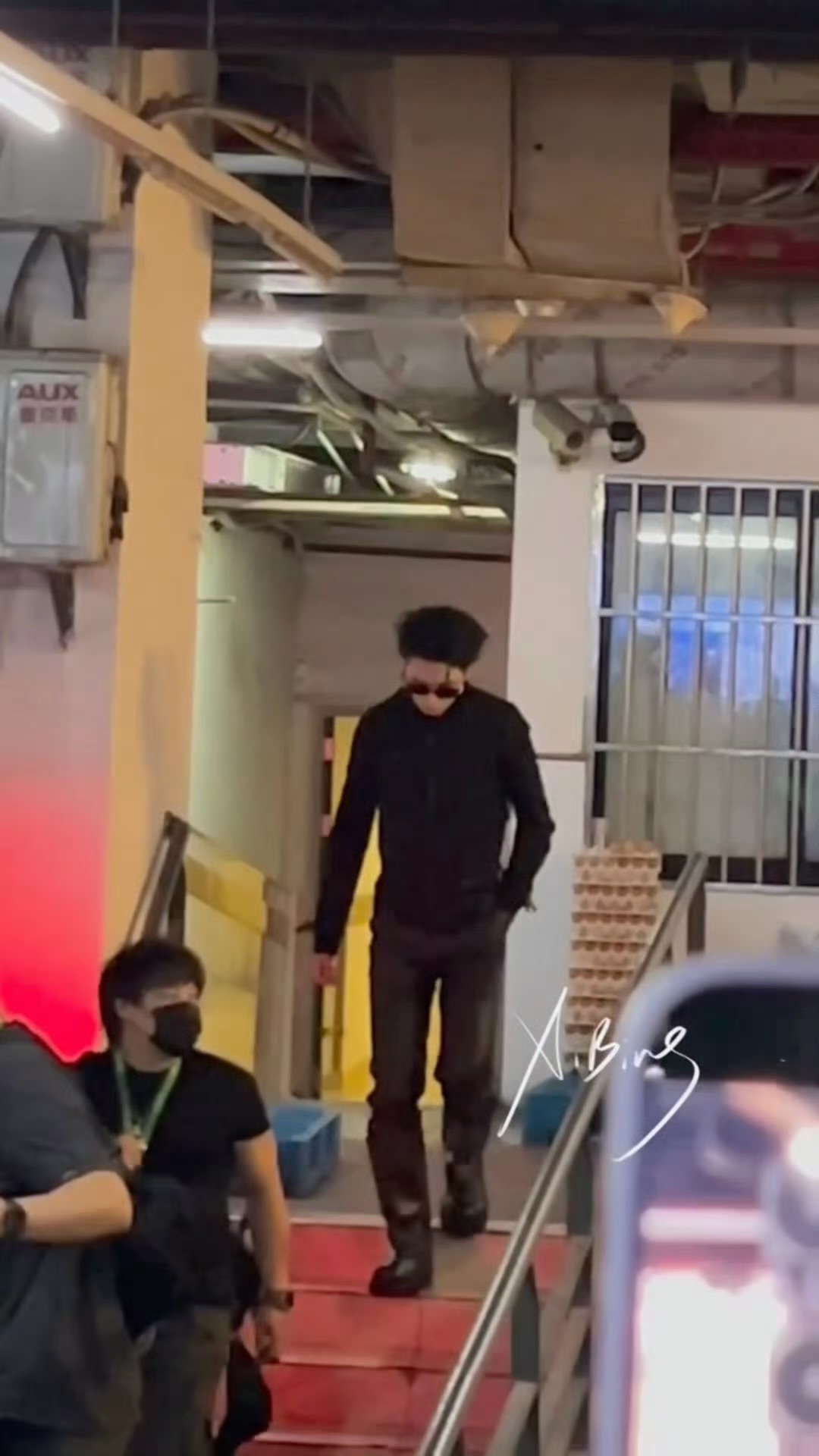 严浩翔今天的ootd 全黑紧身套装完全霸总来的