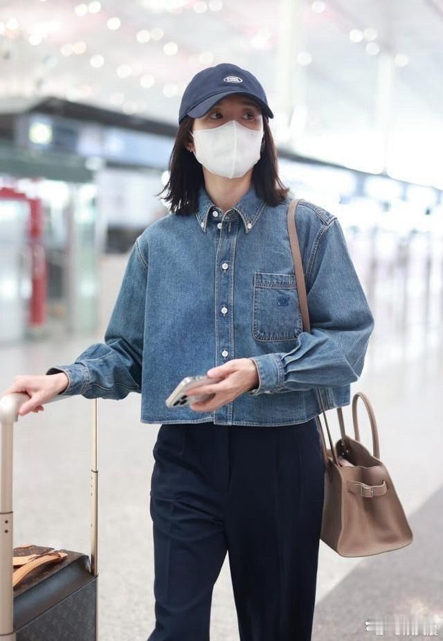 董洁低调现身机场！廓形牛仔衬衫配小黑裤，时髦又洋气～ ​​​