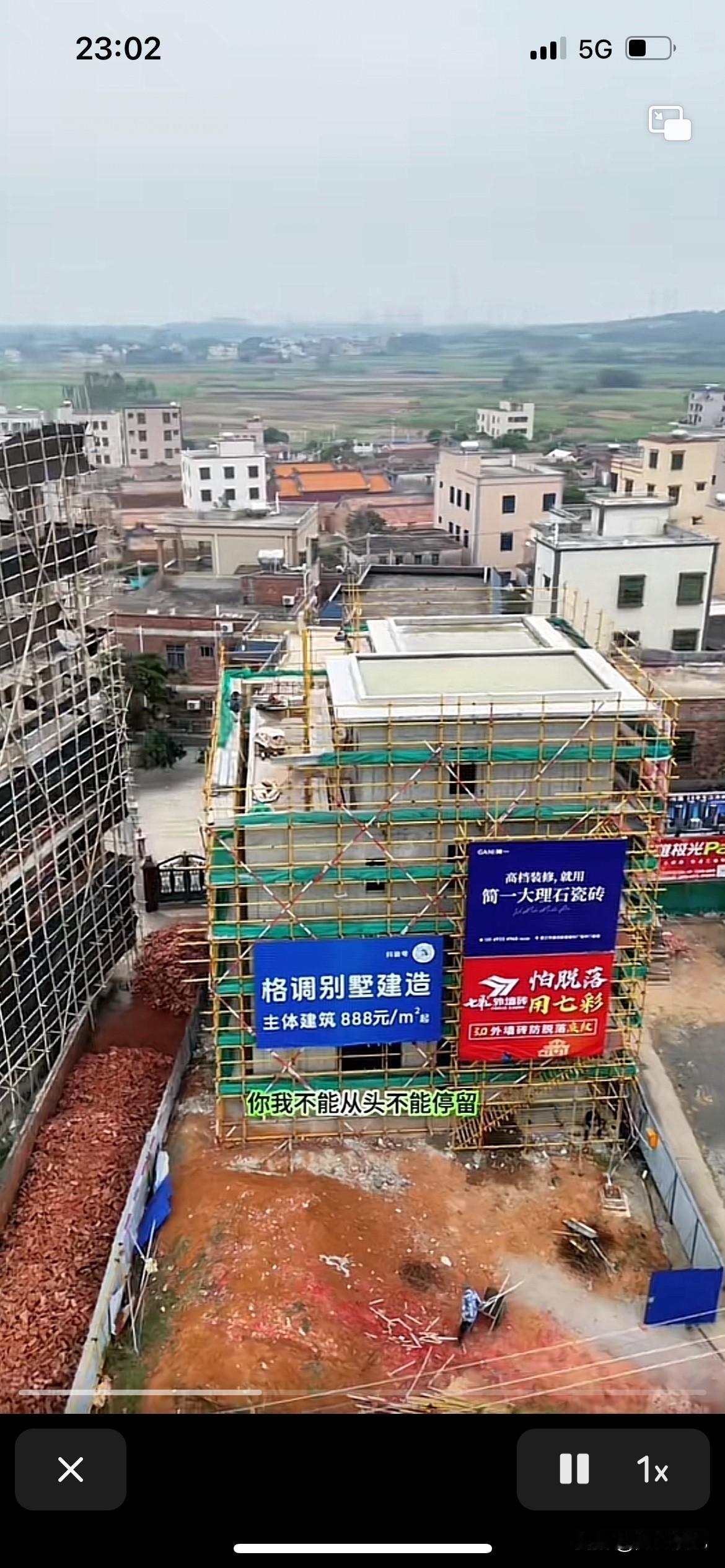 全红婵肯定跟邻居关系不好，这次直接放满红砖堵路，不让人过去，不知道旁边那家楼反正