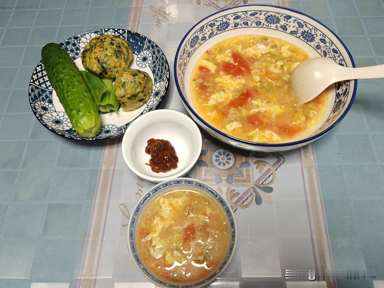 我的晚餐分享～
昨天晚上老公有饭局，他说一起去吧，都是熟人，也省的做饭了。
我笑