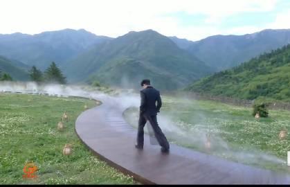 夏之光VOGUE走秀 一场兼具国风与时尚的精彩大秀，夏之光穿梭在山水布景里，台步