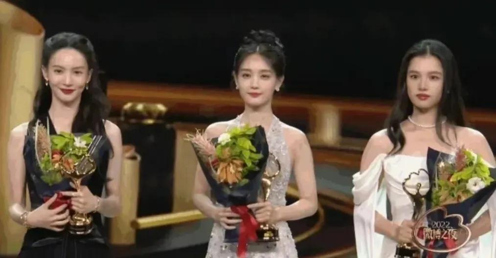 金晨、李一桐、张婧怡分别是着三种不同的骨架和肩宽，金晨体脂率很低，看起来很骨感，