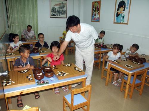 同事的妻子办了个围棋培训班，这些年红红火火，日子也像培训班一样热气腾腾的，原先的