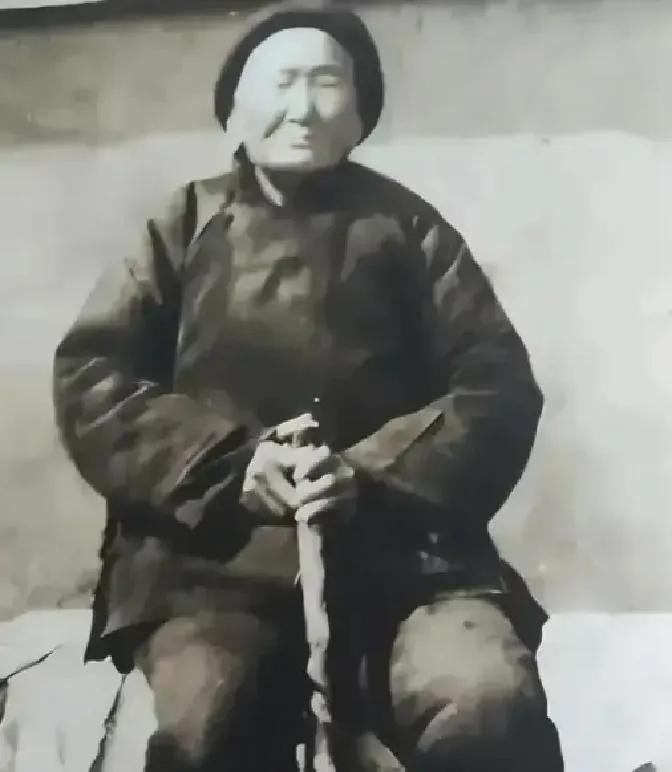 1941 年敌后乡间一位大娘假意设宴款待当了汉奸的亲侄子，酒饭席间压低声音悄悄托