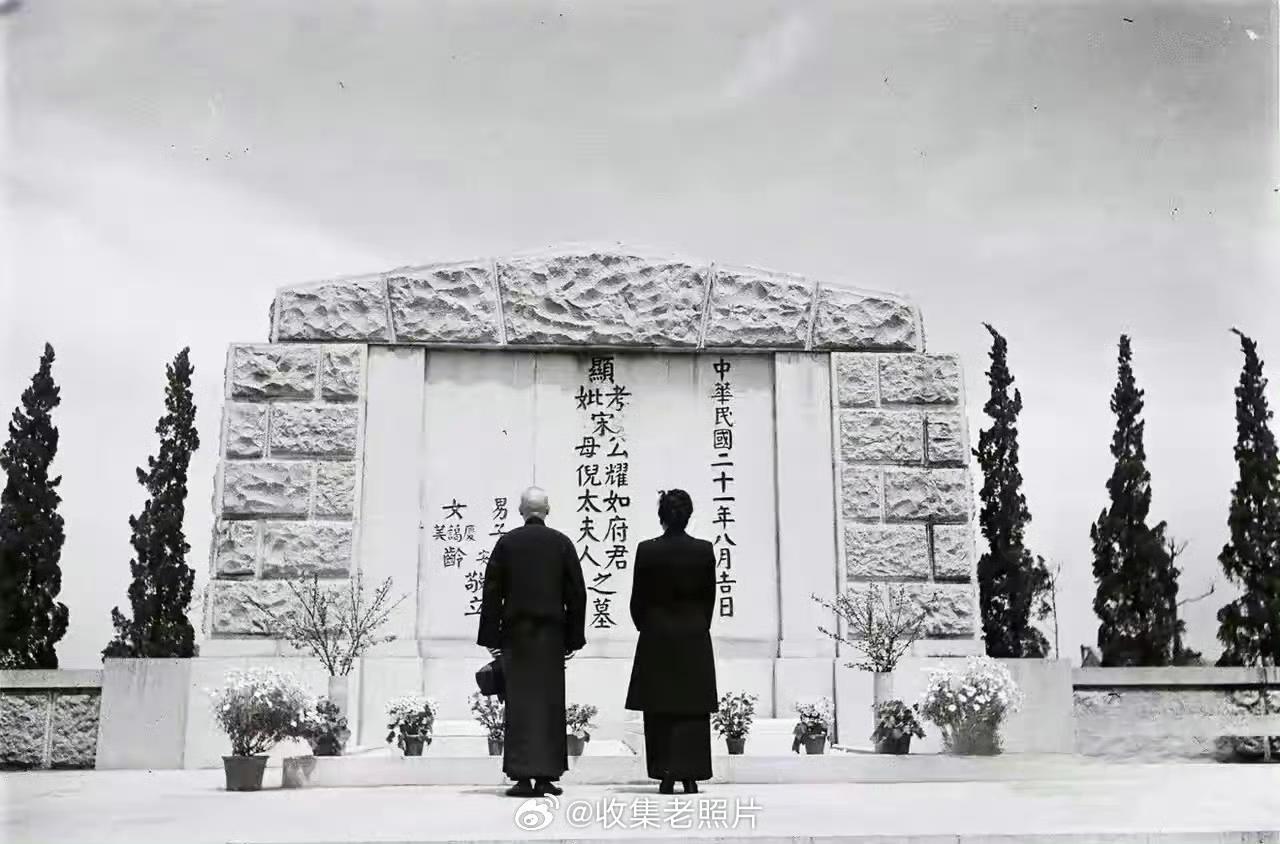 照片拍摄于1946年4月4日，这一天蒋介石、宋美龄从重庆专程飞抵上海，在万国公墓