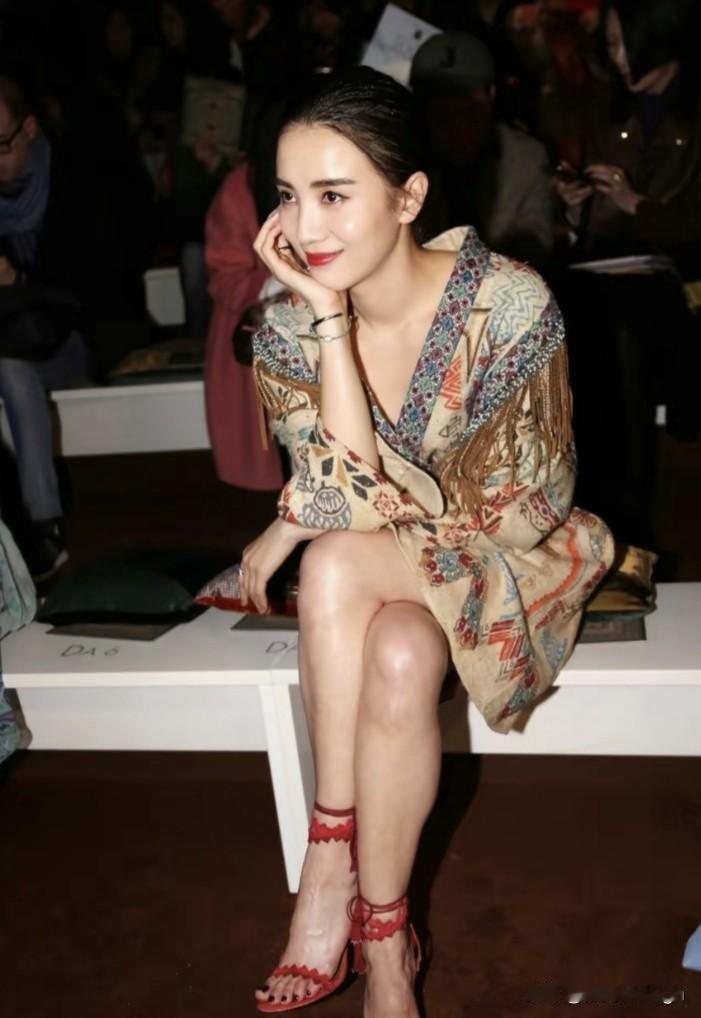 宋佳才是最“接地气”的女明星。

看她平时晒的照片，穿着都很随意，经常穿着简简单