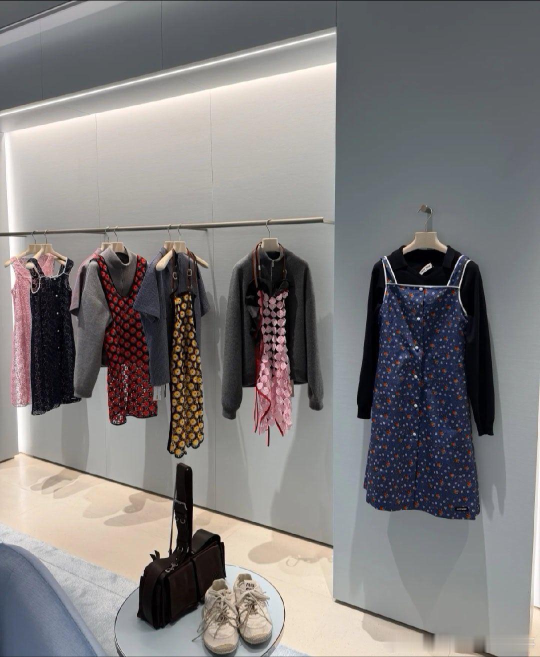 MiuMiu这些丑衣服这回又轮到哪个倒霉的代言人穿了，蓝色的围裙真是绝了 