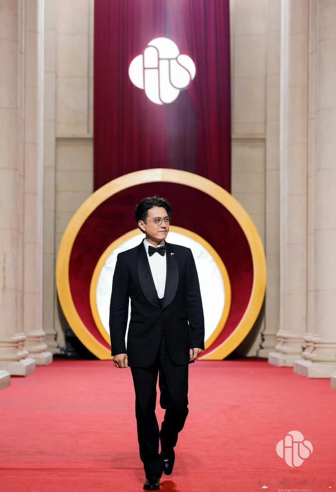 到底谁压轴所以到底是刘诗诗压轴  还是靳东压轴[傻眼] ​​​
