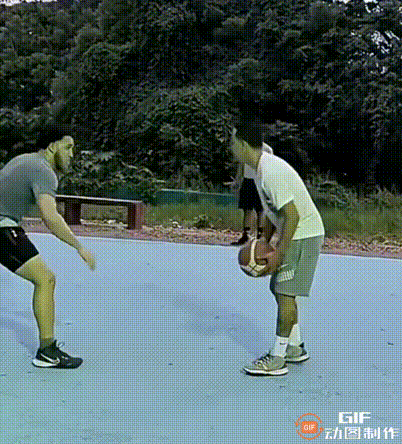我知道，职业篮球有很多碰瓷的球员。我是万万不知道，现在打野球也开始碰瓷了？
大部