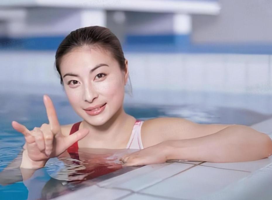 2000年，霍启刚第一次带女友回家。朱玲玲只看了一眼，便说：“你们不合适，分了吧