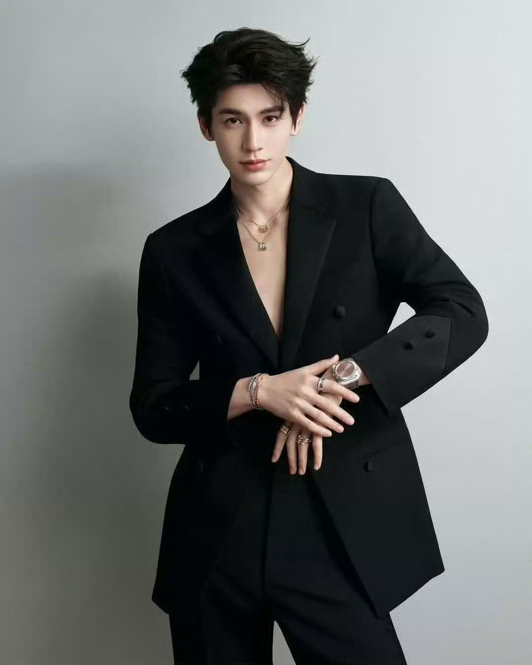 张凌赫宝格丽品牌大使，顶级珠宝配顶级帅哥