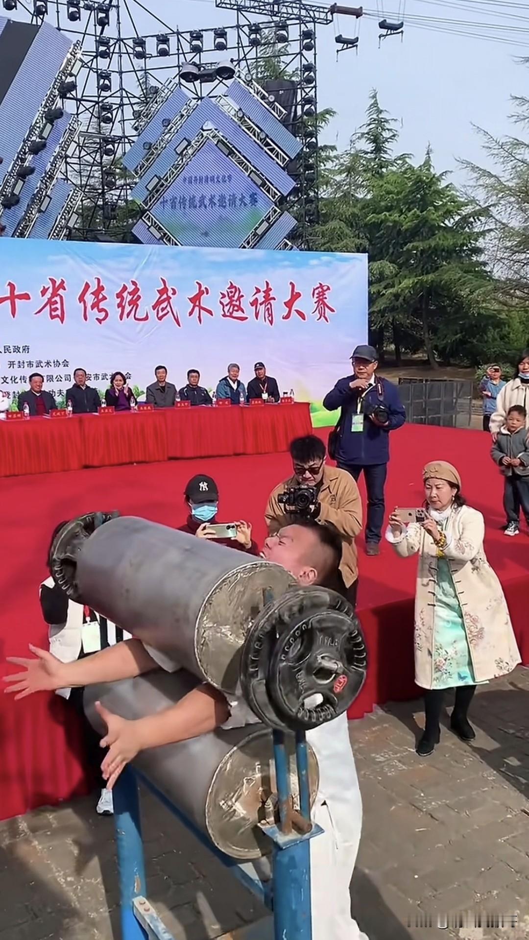 徒手过对辊机
传统武术瞬间就震惊到我了