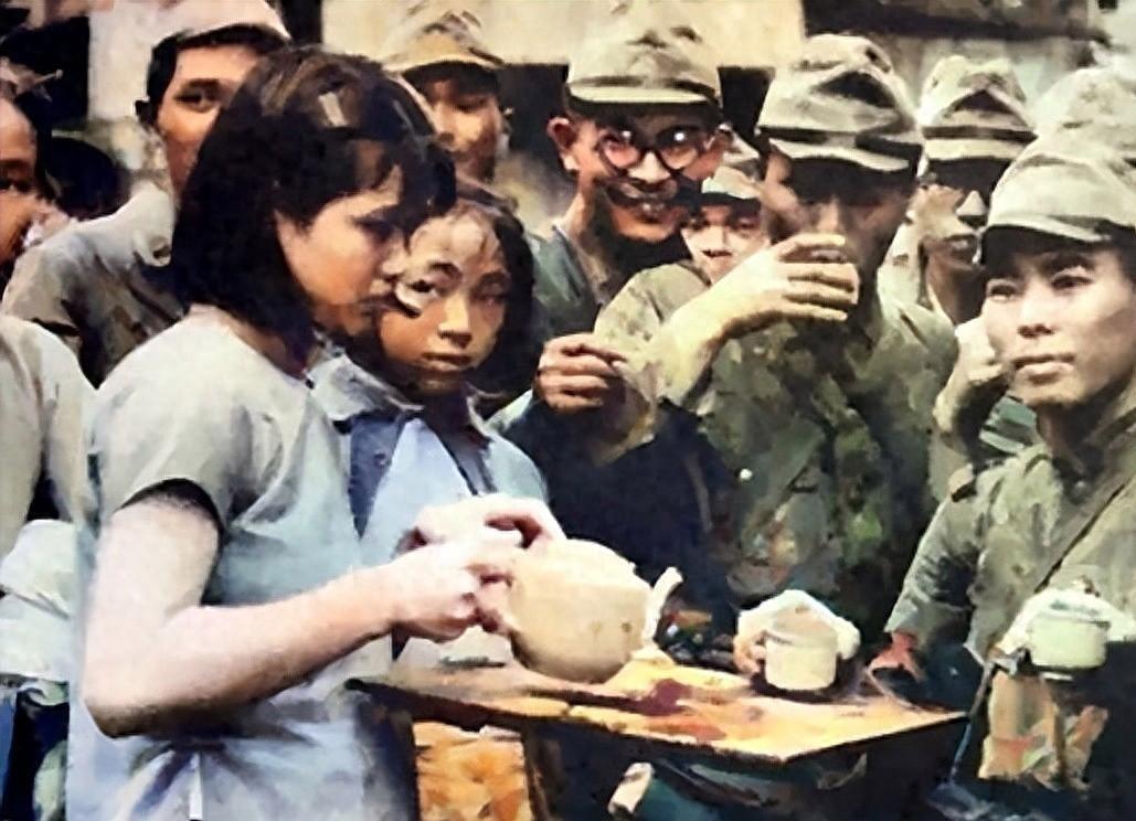日军私人相册曝光，他们在山西不仅教儿童吸烟，还强迫当地少女与士兵合影！
1939