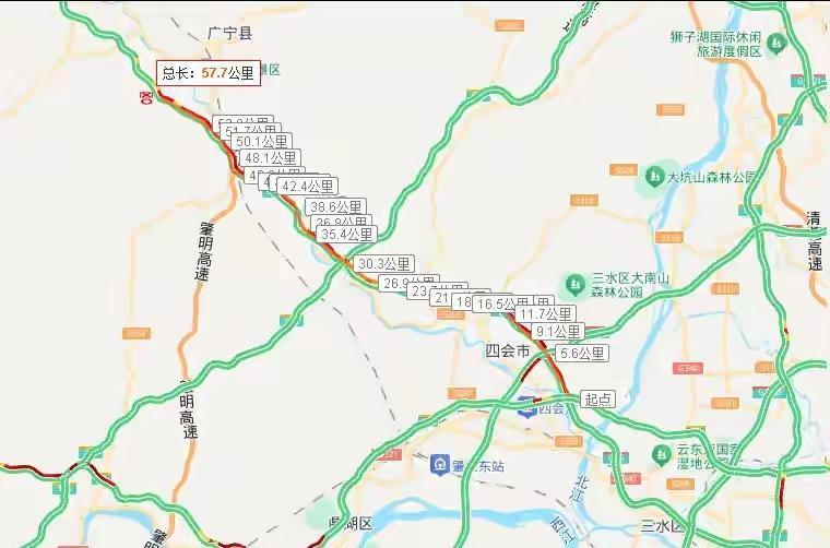 二广高速率先进入严重拥堵状态，拥堵达60公里，二广都瘫痪了，不能走了。[捂脸][