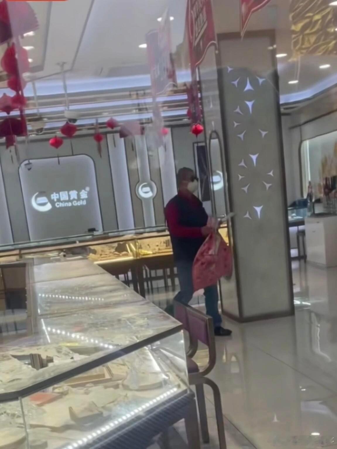 警方回应上海金店被抢37岁男子在上海抢劫金店这年代，还有拿着塑料袋抢黄金店的？？