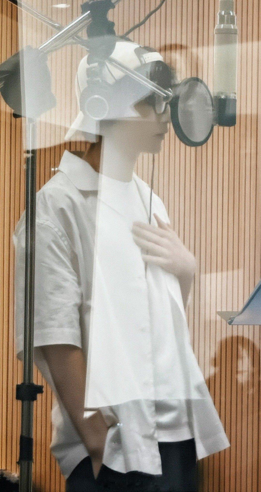 成毅下班打卡单手插袋，反带棒球帽的学长，脑补了好多偶像剧情节：学长从录音室出来，