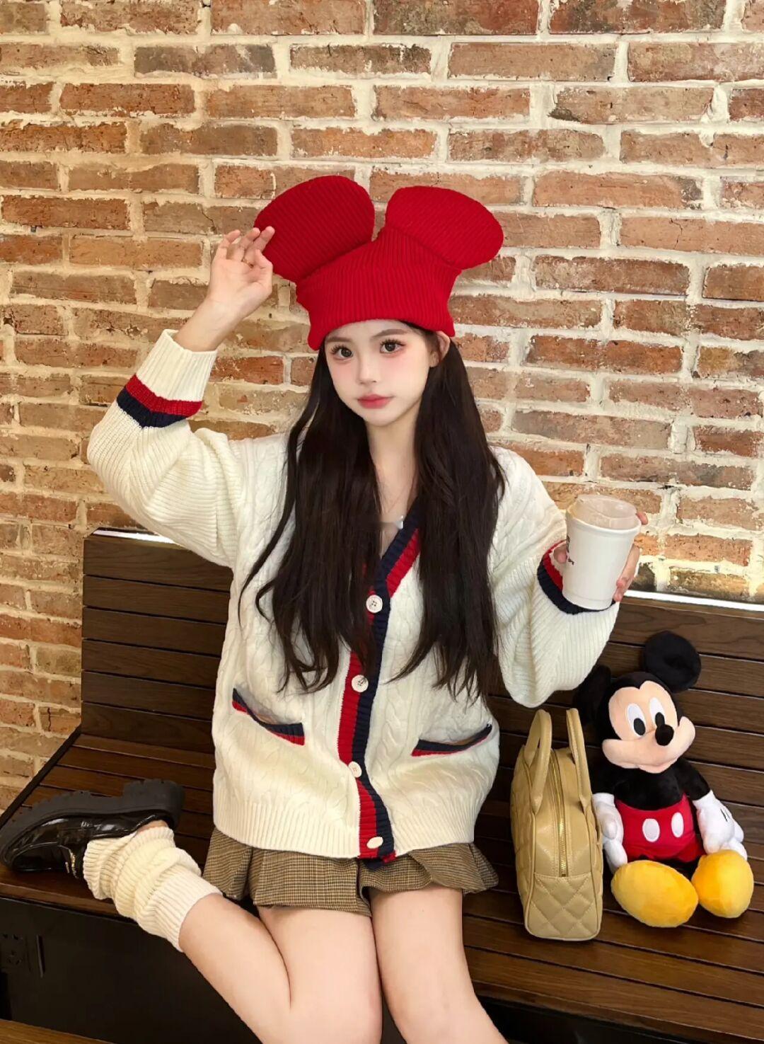 Sit in a row with Mickey🥊