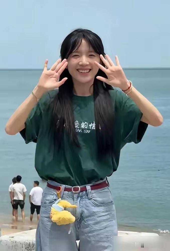 新加坡《联合早报》今天专门为李思潼发文，说她刚刚接商业代言就翻车了这么久了，辛格