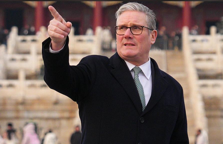 风向好像真变了，俄罗斯的炮口，正在从乌克兰慢慢调转，直接对准了法国。起因是几枚砸