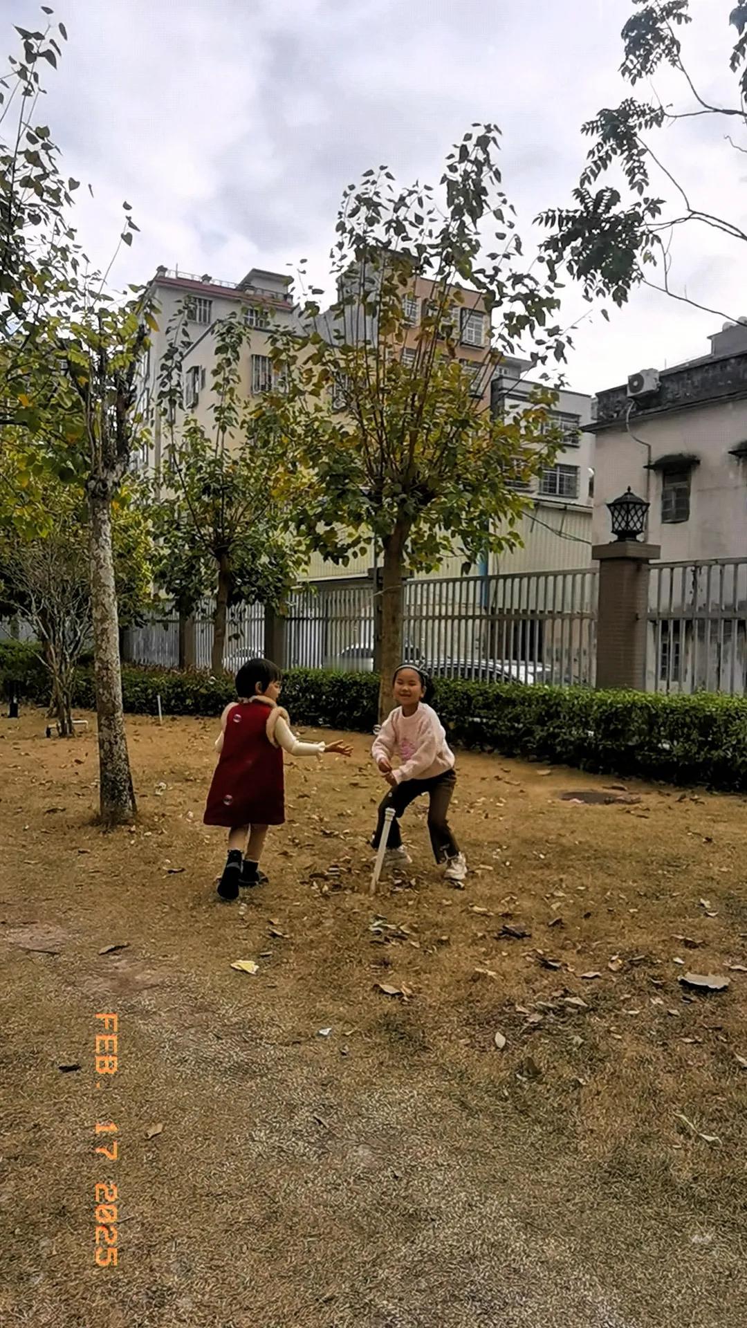 今天第一天回园，老师发信息说宝贝好乖没有哭，自己吃饭，和班上小朋友玩得好开心。今