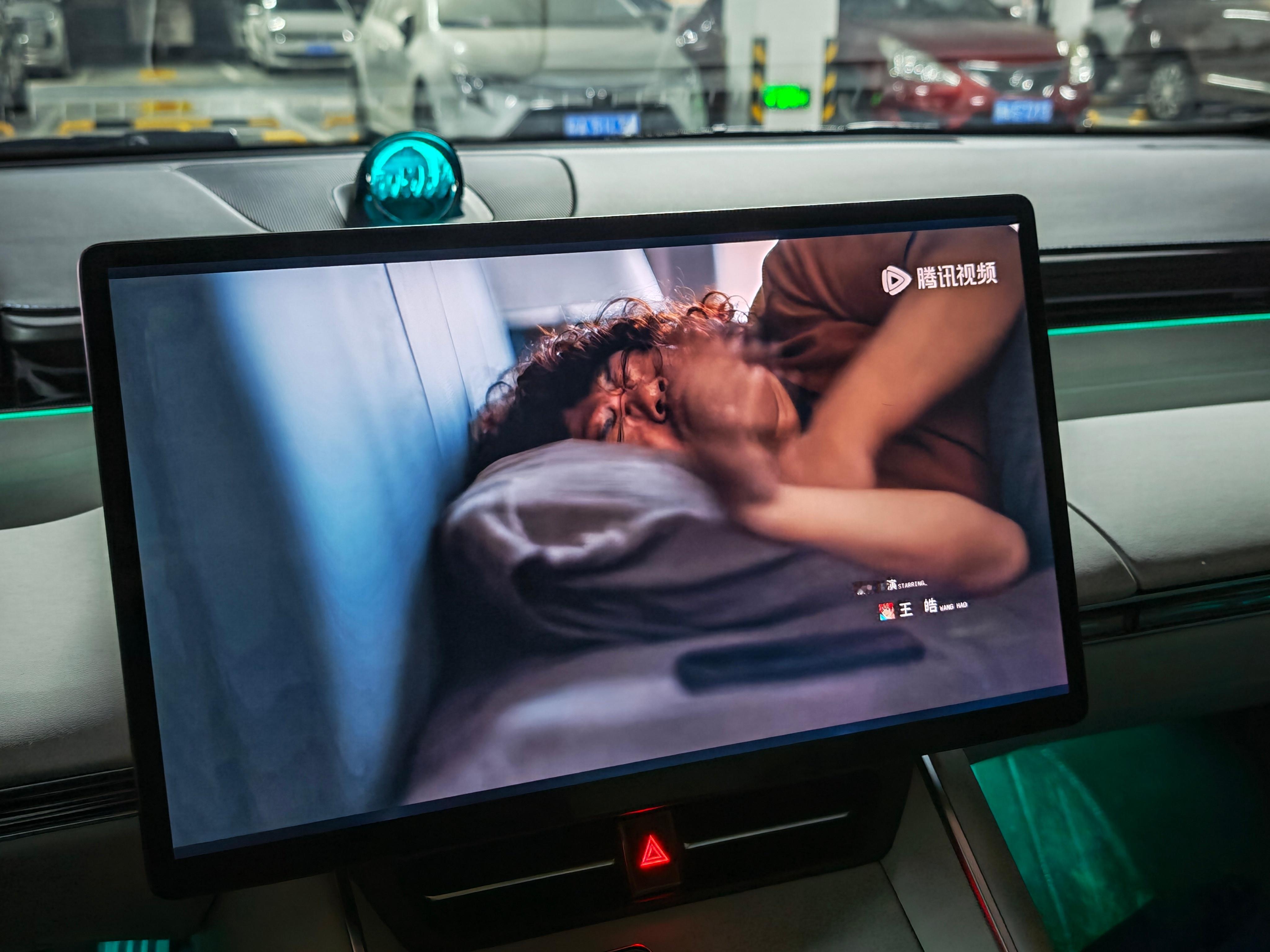 下雨天，窝在车里面刷刷剧吧。