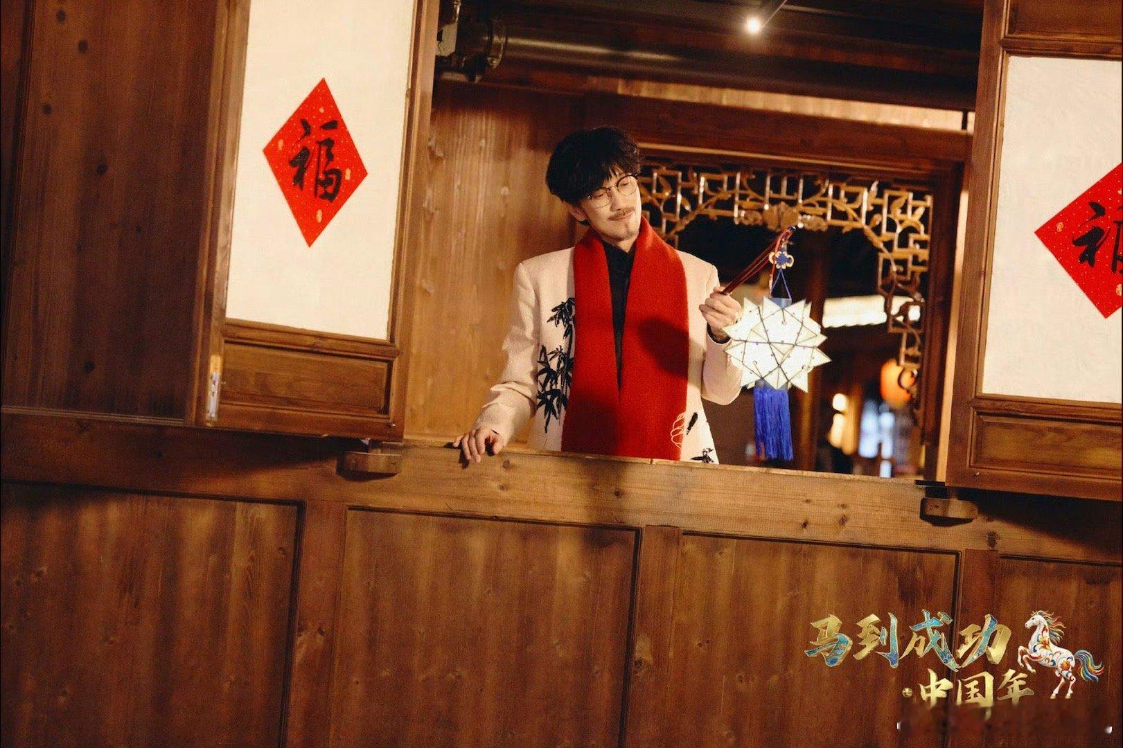 在央视小年晚会看到周传雄 救命！周传雄出现在小年晚会的那一刻，我爸妈比我还激动！