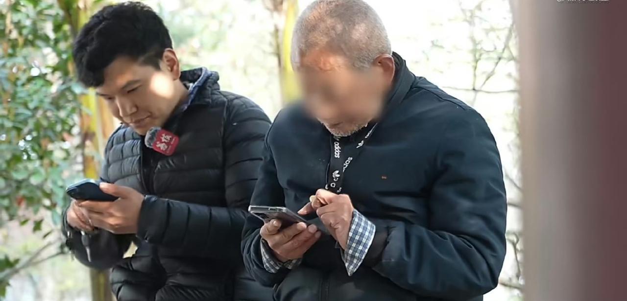 苏州36岁缝纫机厂工人俞俊转行担任"全职孙子"，每日早八晚五陪伴91岁独居大爷，