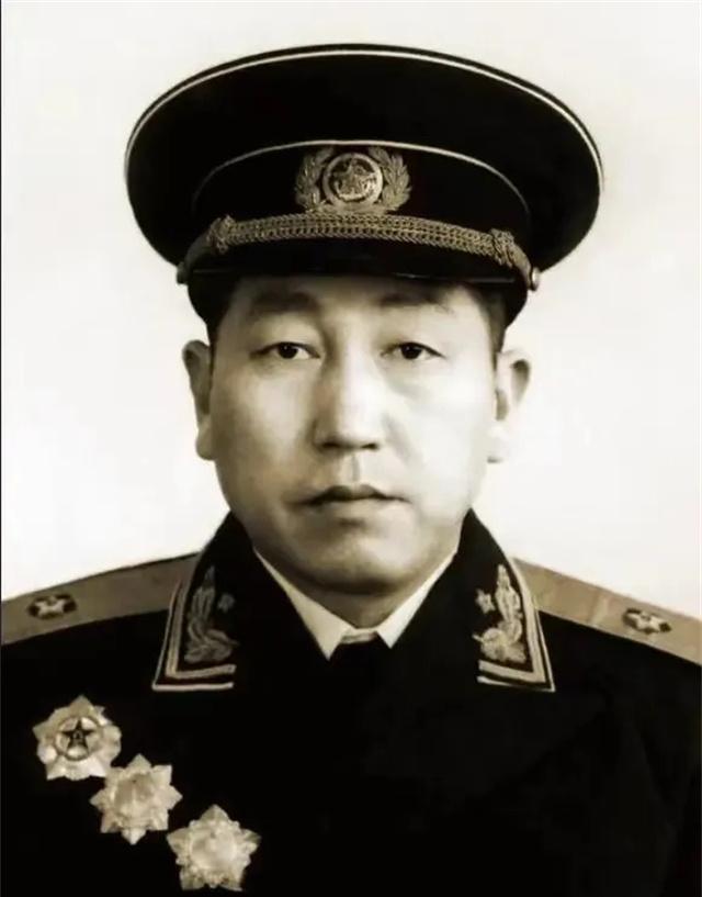 1947年，一个副司令路过湖北黄安时，经过老家村子，就上前敲开了自家大门，十八年