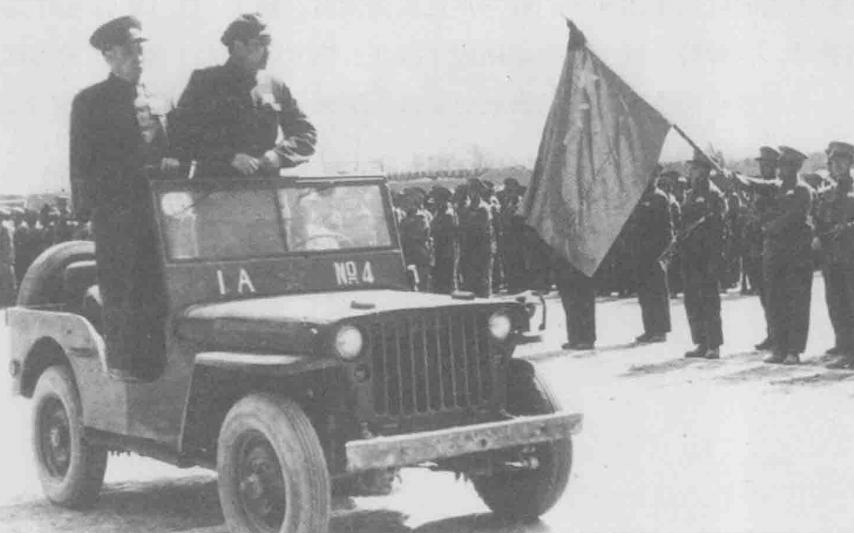 1950年，张宗逊在青海省西宁检阅第一军部队。汽车上，前面是张宗逊，他是西北军区