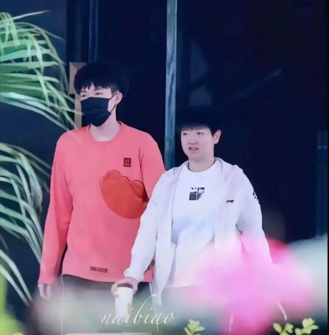 秘密，全是秘密！莎头的线下互动也太甜了，真希望这位秘密网友说的都是真的。据这位神
