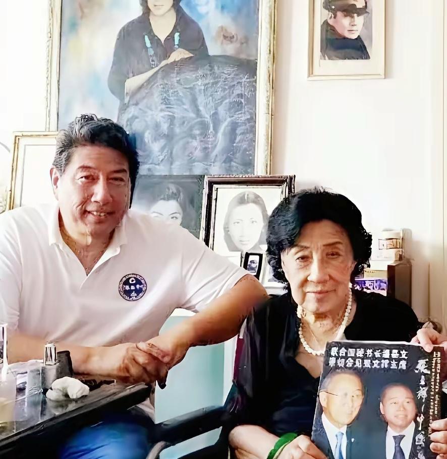 晚年王玉玲和儿子张道宇居家合影，墙上高悬着张灵甫年轻时的照片。
半生岁月流转，斯