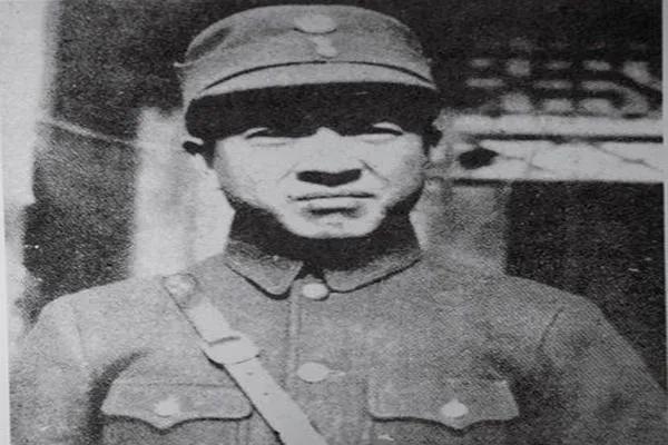 湖南长沙人李默庵是黄埔一期的学生。他曾经在黄埔军校里秘密加入了党组织。有一段时间